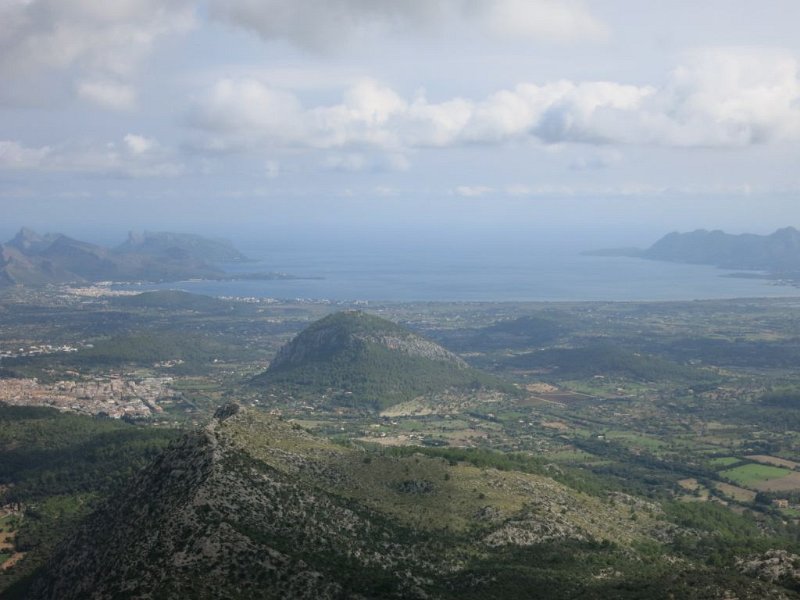 151009_Bucht Pollenca.jpg - Mallorca-Wanderungen - 09.10.2015 Cuculla de Fartaritx  vom Gipfel - Bucht von Pollenca, vorne Puig Maria, links Cap Formentor